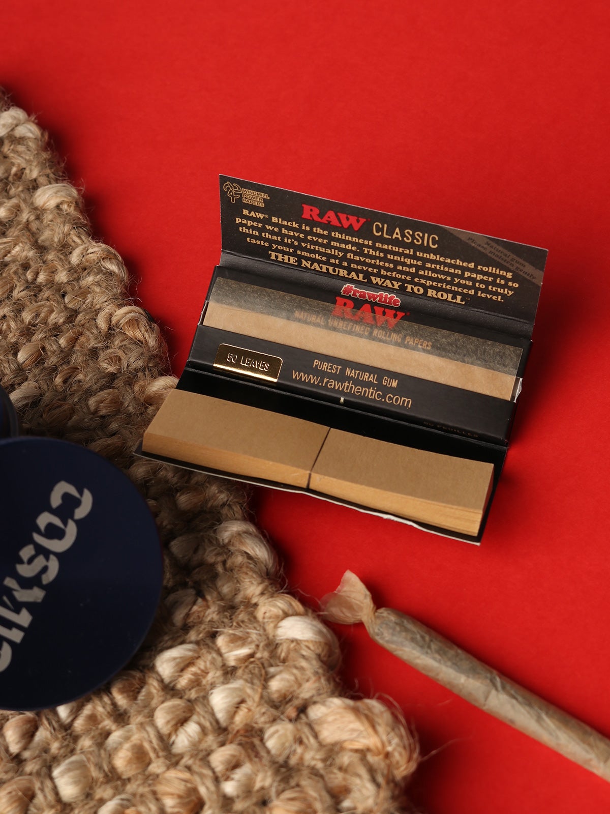 RAW Black Connoisseur Rolling Paper 1 ¼ with Tips